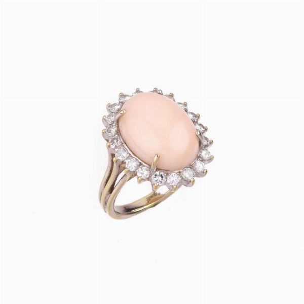 ANELLO A MARGHERITA CON CORALLO ROSA E DIAMANTI  - Asta Gioielli  - Associazione Nazionale - Case d'Asta italiane
