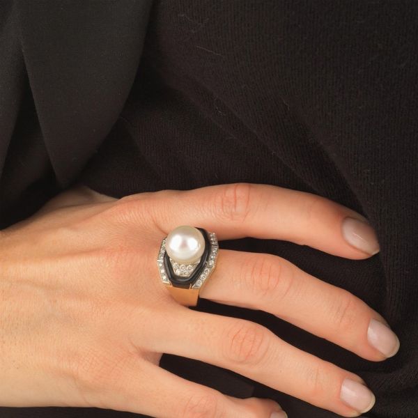 ANELLO GEOMETRICO CON PERLA E DIAMANTI  - Asta Gioielli  - Associazione Nazionale - Case d'Asta italiane