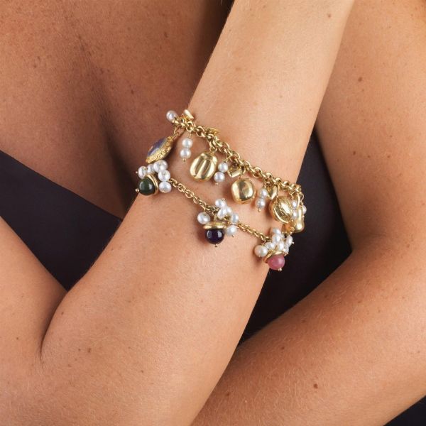 DUE BRACCIALI A CATENA CON PENDENTI  - Asta Gioielli  - Associazione Nazionale - Case d'Asta italiane