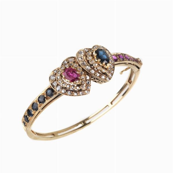 BRACCIALE RIGIDO "DOPPIO CUORE" CON PIETRE DI COLORE E DIAMANTI  - Asta Gioielli  - Associazione Nazionale - Case d'Asta italiane