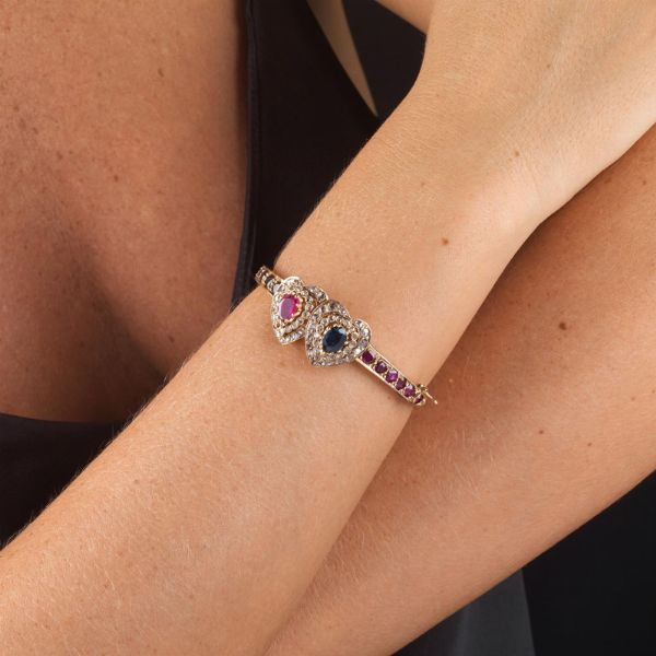 BRACCIALE RIGIDO "DOPPIO CUORE" CON PIETRE DI COLORE E DIAMANTI  - Asta Gioielli  - Associazione Nazionale - Case d'Asta italiane
