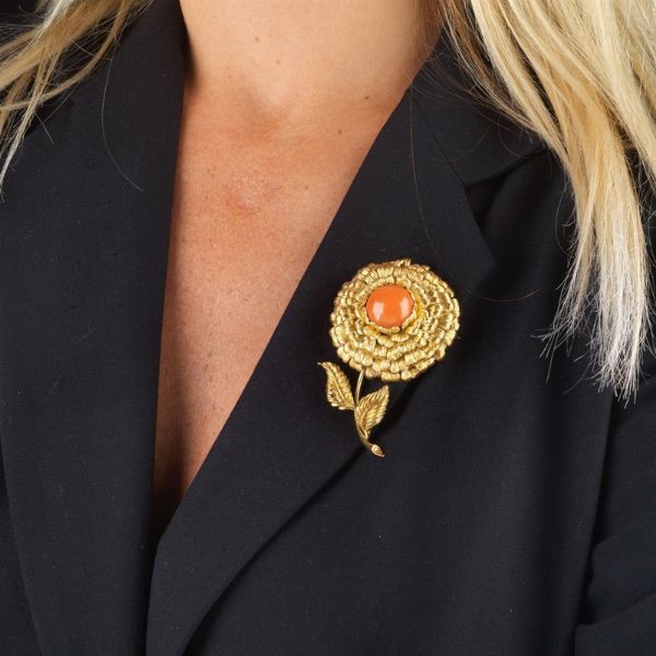 SPILLA A FORMA DI FIORE CON CORALLO  - Asta Gioielli  - Associazione Nazionale - Case d'Asta italiane