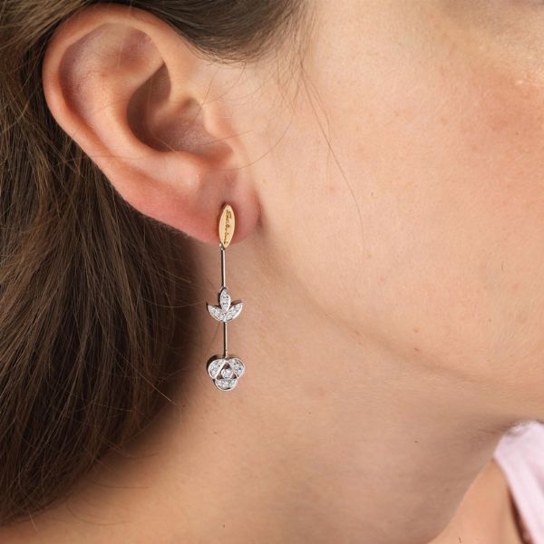 SALVINI PAIO DI ORECCHINI FLOREALI PENDENTI  - Asta Gioielli  - Associazione Nazionale - Case d'Asta italiane