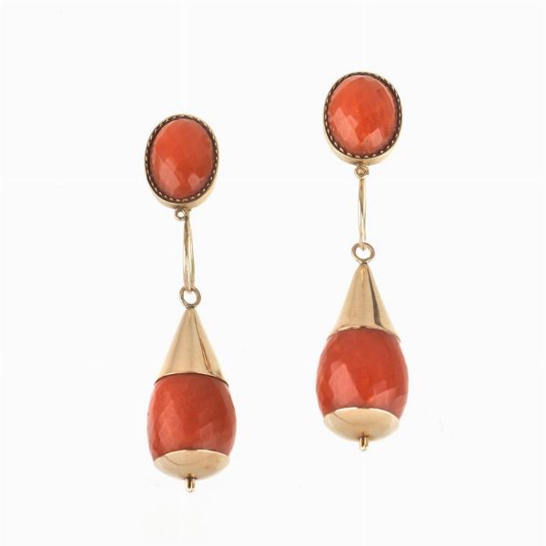 PAIO DI ORECCHINI PENDENTI CON CORALLO  - Asta Gioielli  - Associazione Nazionale - Case d'Asta italiane
