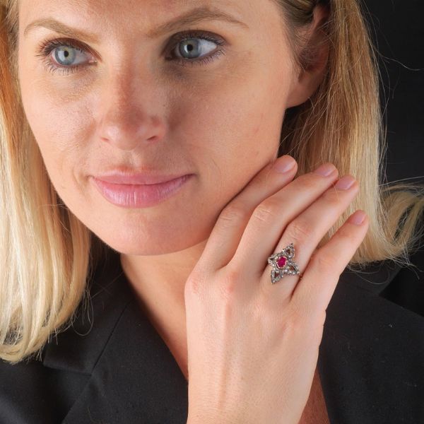 ANELLO A LOSANGA CON RUBINO E DIAMANTI  - Asta Gioielli  - Associazione Nazionale - Case d'Asta italiane