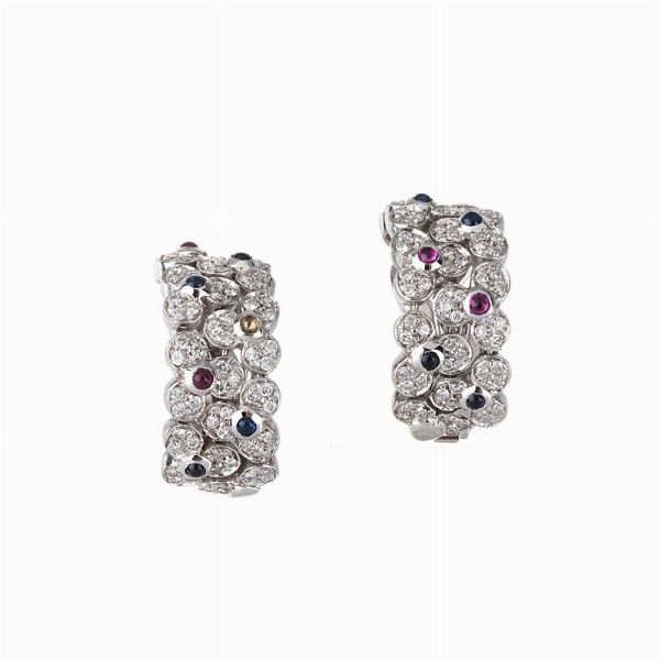 PAIO DI ORECCHINI CON DIAMANTI E PIETRE DI COLORE  - Asta Gioielli  - Associazione Nazionale - Case d'Asta italiane