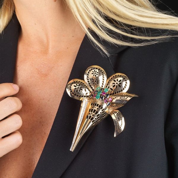 GRANDE SPILLA A MAZZO FIORITO CON PIETRE DI COLORE E DIAMANTI  - Asta Gioielli  - Associazione Nazionale - Case d'Asta italiane