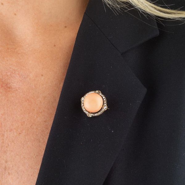 PICCOLA SPILLA CON CORALLO E DIAMANTI  - Asta Gioielli  - Associazione Nazionale - Case d'Asta italiane