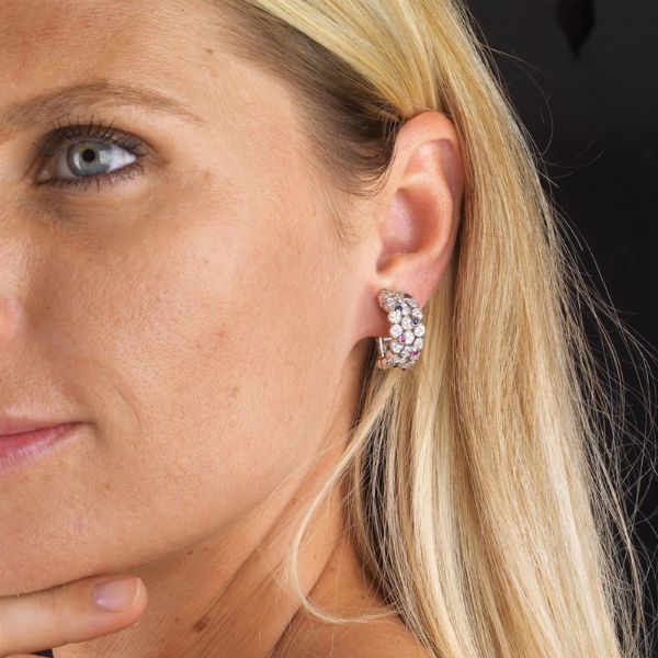 PAIO DI ORECCHINI CON DIAMANTI E PIETRE DI COLORE  - Asta Gioielli  - Associazione Nazionale - Case d'Asta italiane