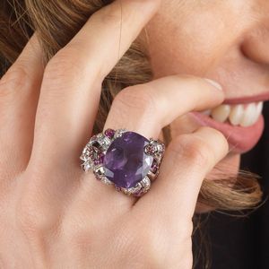 GRANDE ANELLO CON AMETISTA RUBINI E DIAMANTI  - Asta Gioielli  - Associazione Nazionale - Case d'Asta italiane