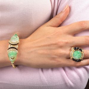 BRACCIALE E ANELLO CON GIADA ONICE SMALTO E DIAMANTI  - Asta Gioielli  - Associazione Nazionale - Case d'Asta italiane