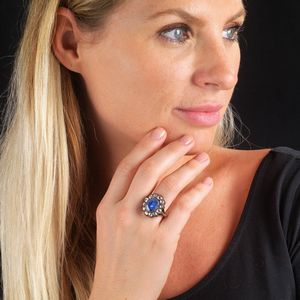 ANELLO A MARGHERITA CON ZAFFIRO E DIAMANTI  - Asta Gioielli  - Associazione Nazionale - Case d'Asta italiane