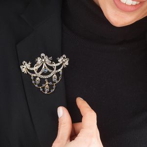SPILLA A FESTONE CON ZAFFIRI E DIAMANTI  - Asta Gioielli  - Associazione Nazionale - Case d'Asta italiane