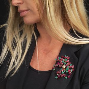 GRANDE SPILLA A FORMA DI MAZZO FIORITO CON PIETRE DI COLORE E DIAMANTI  - Asta Gioielli  - Associazione Nazionale - Case d'Asta italiane