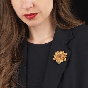 SPILLA MOTIVO GEOMETRICO CON ZAFFIRI  - Asta Gioielli  - Associazione Nazionale - Case d'Asta italiane