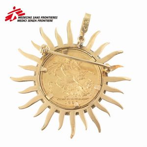 SPILLA/PENDENTE A FORMA DI SOLE CON STERLINA  - Asta Gioielli  - Associazione Nazionale - Case d'Asta italiane
