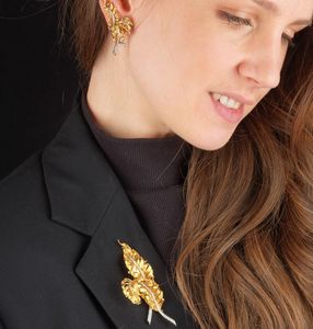 DEMI PARURE A FORMA DI FOGLIE CON DIAMANTI  - Asta Gioielli  - Associazione Nazionale - Case d'Asta italiane