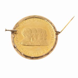 SPILLA CON MEDAGLIA  - Asta Gioielli  - Associazione Nazionale - Case d'Asta italiane