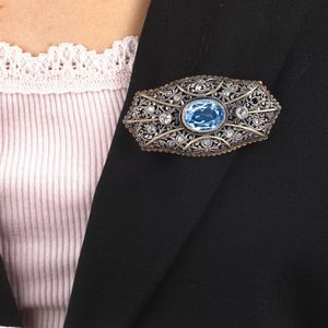 SPILLA CON SPINELLO SINTETICO E DIAMANTI  - Asta Gioielli  - Associazione Nazionale - Case d'Asta italiane