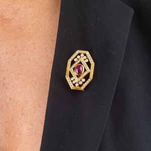 SPILLA CON RUBINO E DIAMANTI  - Asta Gioielli  - Associazione Nazionale - Case d'Asta italiane
