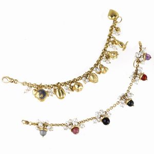 DUE BRACCIALI A CATENA CON PENDENTI  - Asta Gioielli  - Associazione Nazionale - Case d'Asta italiane