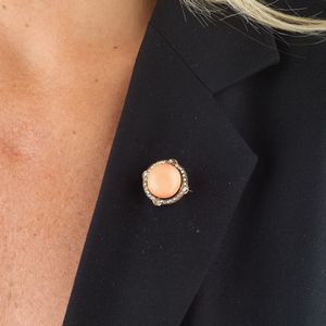 PICCOLA SPILLA CON CORALLO E DIAMANTI  - Asta Gioielli  - Associazione Nazionale - Case d'Asta italiane