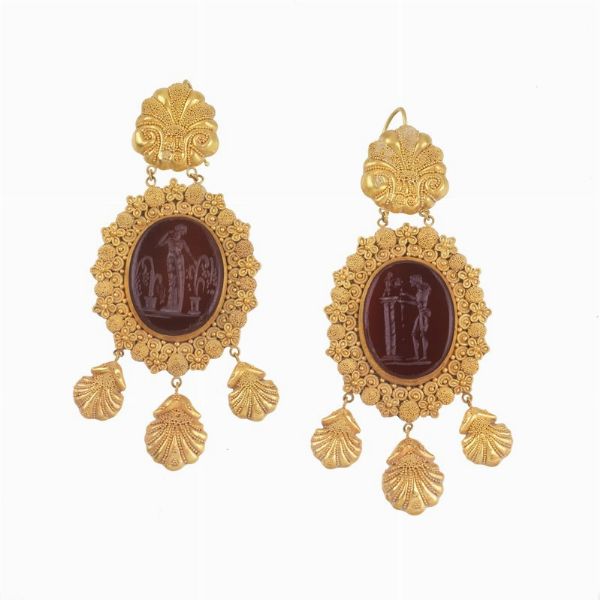 PAIO DI ORECCHINI PENDENTI STILE ACHEOLOGICO CON PIETRA DURA  - Asta Gioielli in stile archeologico  - Associazione Nazionale - Case d'Asta italiane