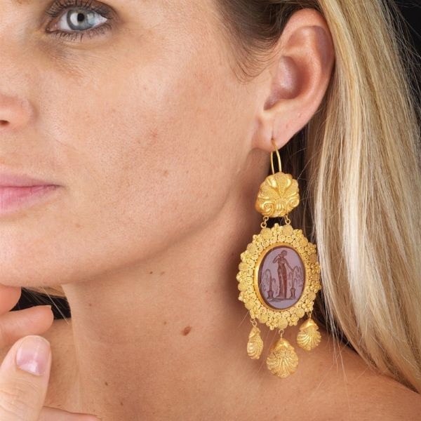 PAIO DI ORECCHINI PENDENTI STILE ACHEOLOGICO CON PIETRA DURA  - Asta Gioielli in stile archeologico  - Associazione Nazionale - Case d'Asta italiane