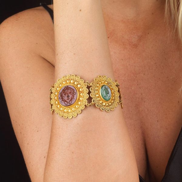 BRACCIALE STILE ARCHEOLOGICO CON PIETRE DURE  - Asta Gioielli in stile archeologico  - Associazione Nazionale - Case d'Asta italiane
