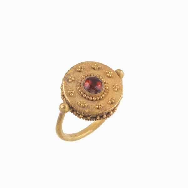 ANELLO STILE ARCHEOLOGICO CON PIETRA DURA  - Asta Gioielli in stile archeologico  - Associazione Nazionale - Case d'Asta italiane