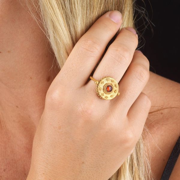 ANELLO STILE ARCHEOLOGICO CON PIETRA DURA  - Asta Gioielli in stile archeologico  - Associazione Nazionale - Case d'Asta italiane