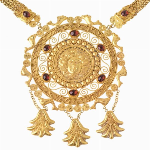 COLLANA STILE ARCHEOLOGICO CON GRANDE PENDENTE  - Asta Gioielli in stile archeologico  - Associazione Nazionale - Case d'Asta italiane