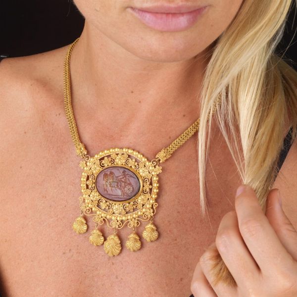 COLLANA CON PENDENTE STILE ARCHEOLOGICO  - Asta Gioielli in stile archeologico  - Associazione Nazionale - Case d'Asta italiane