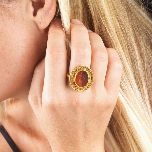 ANELLO STILE ARCHEOLOGICO CON PIETRA DURA  - Asta Gioielli in stile archeologico  - Associazione Nazionale - Case d'Asta italiane