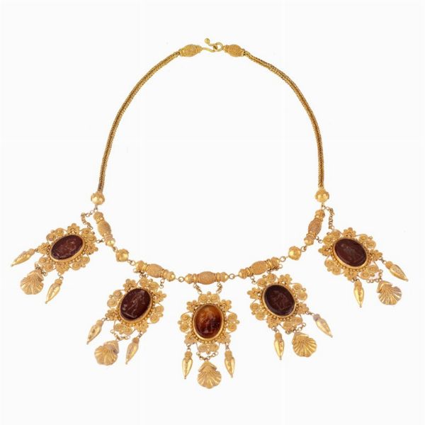 COLLANA STILE ARCHEOLOGICO CON PENDENTI  - Asta Gioielli in stile archeologico  - Associazione Nazionale - Case d'Asta italiane