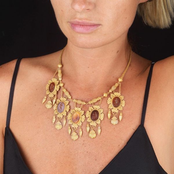 COLLANA STILE ARCHEOLOGICO CON PENDENTI  - Asta Gioielli in stile archeologico  - Associazione Nazionale - Case d'Asta italiane