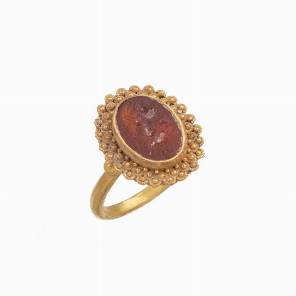 ANELLO STILE ARCHEOLOGICO CON PIETRA DURA  - Asta Gioielli in stile archeologico  - Associazione Nazionale - Case d'Asta italiane