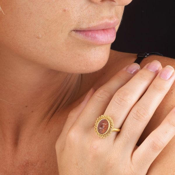 ANELLO STILE ARCHEOLOGICO CON PIETRA DURA  - Asta Gioielli in stile archeologico  - Associazione Nazionale - Case d'Asta italiane