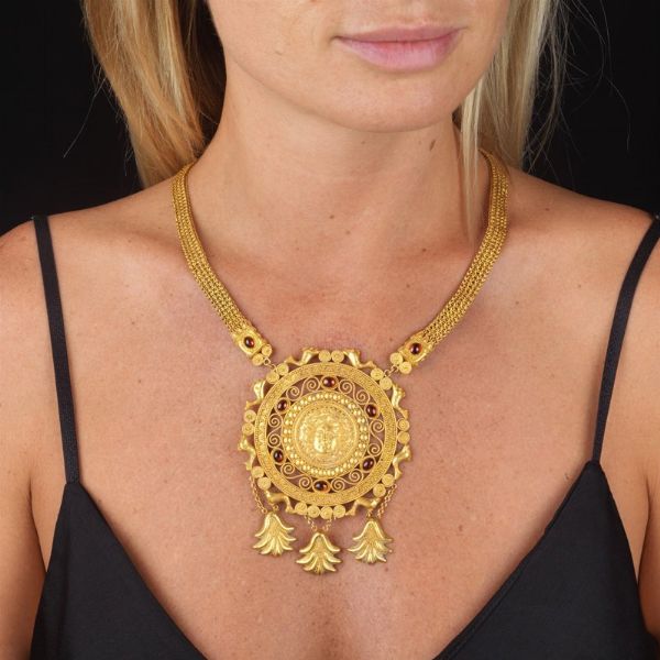 COLLANA STILE ARCHEOLOGICO CON GRANDE PENDENTE  - Asta Importanti maioliche rinascimentali  - Associazione Nazionale - Case d'Asta italiane