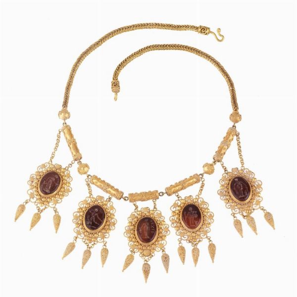 COLLANA STILE ARCHEOLOGICO CON PENDENTI  - Asta Importanti maioliche rinascimentali  - Associazione Nazionale - Case d'Asta italiane