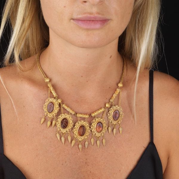 COLLANA STILE ARCHEOLOGICO CON PENDENTI  - Asta Importanti maioliche rinascimentali  - Associazione Nazionale - Case d'Asta italiane