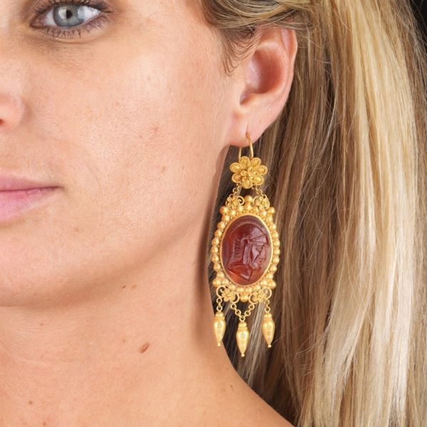 PAIO DI ORECCHINI PENDENTI STILE ARCHEOLOGICO  - Asta Importanti maioliche rinascimentali  - Associazione Nazionale - Case d'Asta italiane