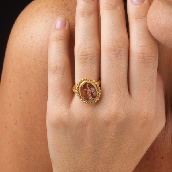 ANELLO STILE ARCHEOLOGICO CON PIETRA DURA  - Asta Importanti maioliche rinascimentali  - Associazione Nazionale - Case d'Asta italiane