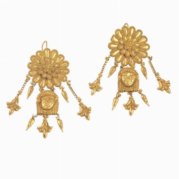 PAIO DI ORECCHINI PENDENTI STILE ARCHEOLOGICO  - Asta Importanti maioliche rinascimentali  - Associazione Nazionale - Case d'Asta italiane