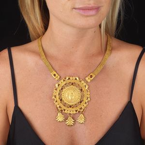 COLLANA STILE ARCHEOLOGICO CON GRANDE PENDENTE  - Asta Importanti maioliche rinascimentali  - Associazione Nazionale - Case d'Asta italiane