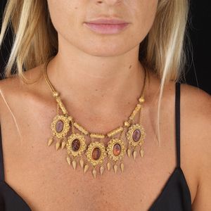 COLLANA STILE ARCHEOLOGICO CON PENDENTI  - Asta Importanti maioliche rinascimentali  - Associazione Nazionale - Case d'Asta italiane