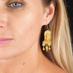 PAIO DI ORECCHINI PENDENTI STILE ARCHEOLOGICO  - Asta Importanti maioliche rinascimentali  - Associazione Nazionale - Case d'Asta italiane