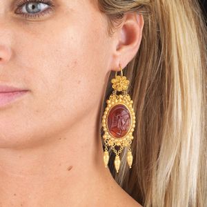 PAIO DI ORECCHINI PENDENTI STILE ARCHEOLOGICO  - Asta Importanti maioliche rinascimentali  - Associazione Nazionale - Case d'Asta italiane