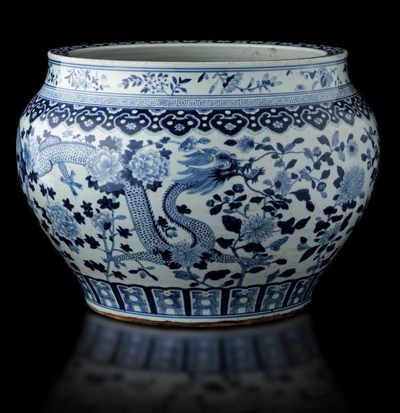 Cachepot in porcellana bianca e blu con figure di draghi e peonie in fiore, Cina, Dinastia Qing, epoca Qianlong (1736-1796)  - Asta Fine chinese works of art - Associazione Nazionale - Case d'Asta italiane