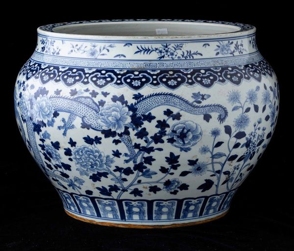 Cachepot in porcellana bianca e blu con figure di draghi e peonie in fiore, Cina, Dinastia Qing, epoca Qianlong (1736-1796)  - Asta Fine chinese works of art - Associazione Nazionale - Case d'Asta italiane
